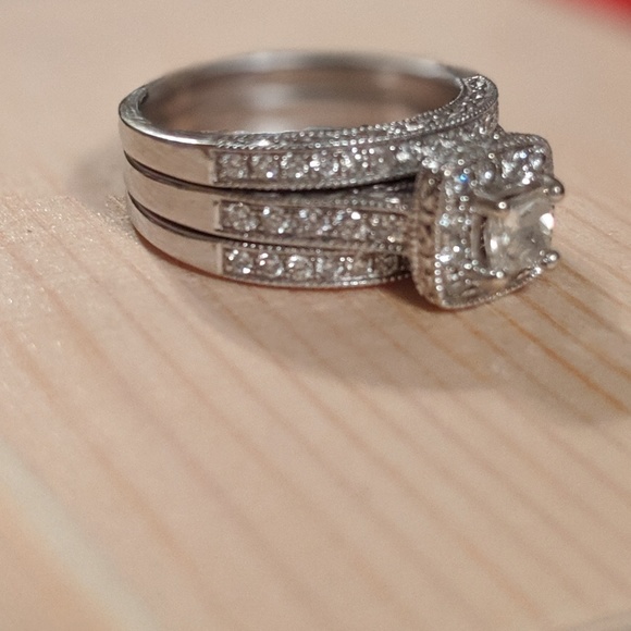 10k white gold engagement ring and 2 wedding bands - Picture 6 of 6